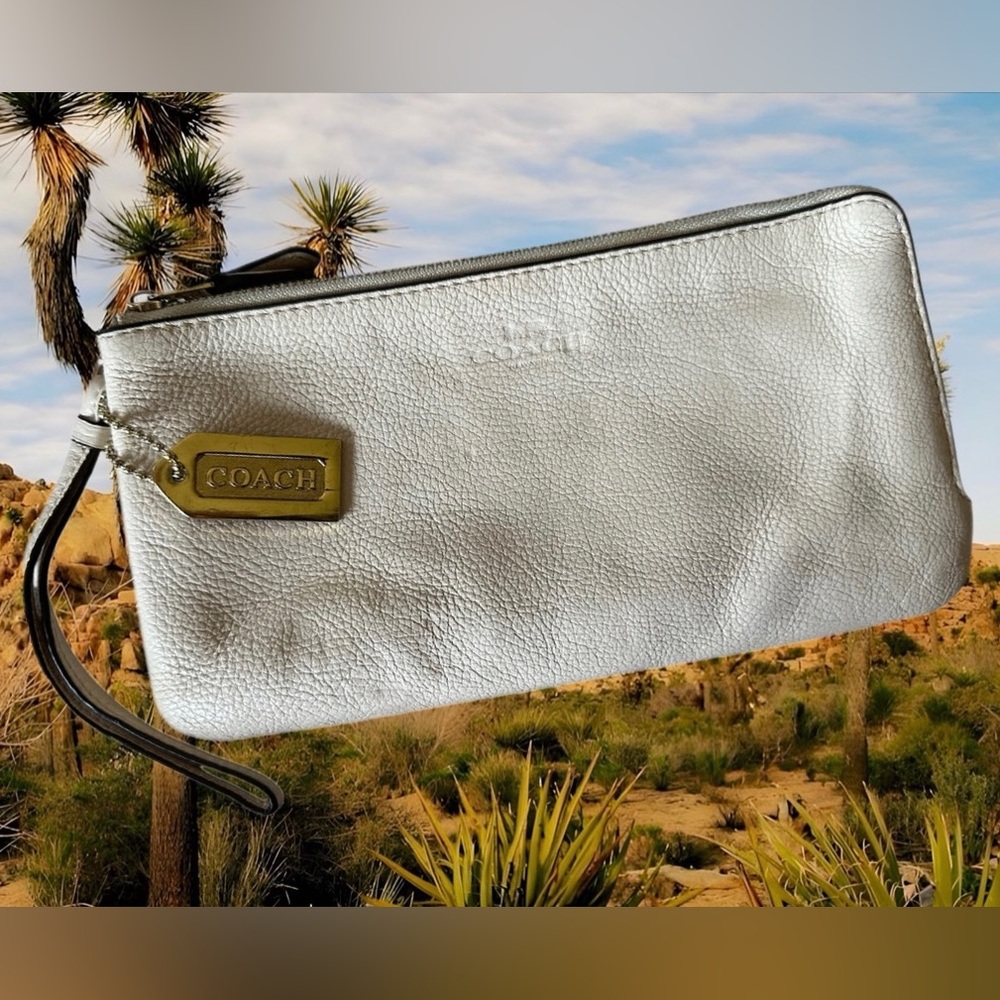 Coach Double Zip Corner Wristlet/Wallet in Cream Pebbled Leather & Metal Hangtag